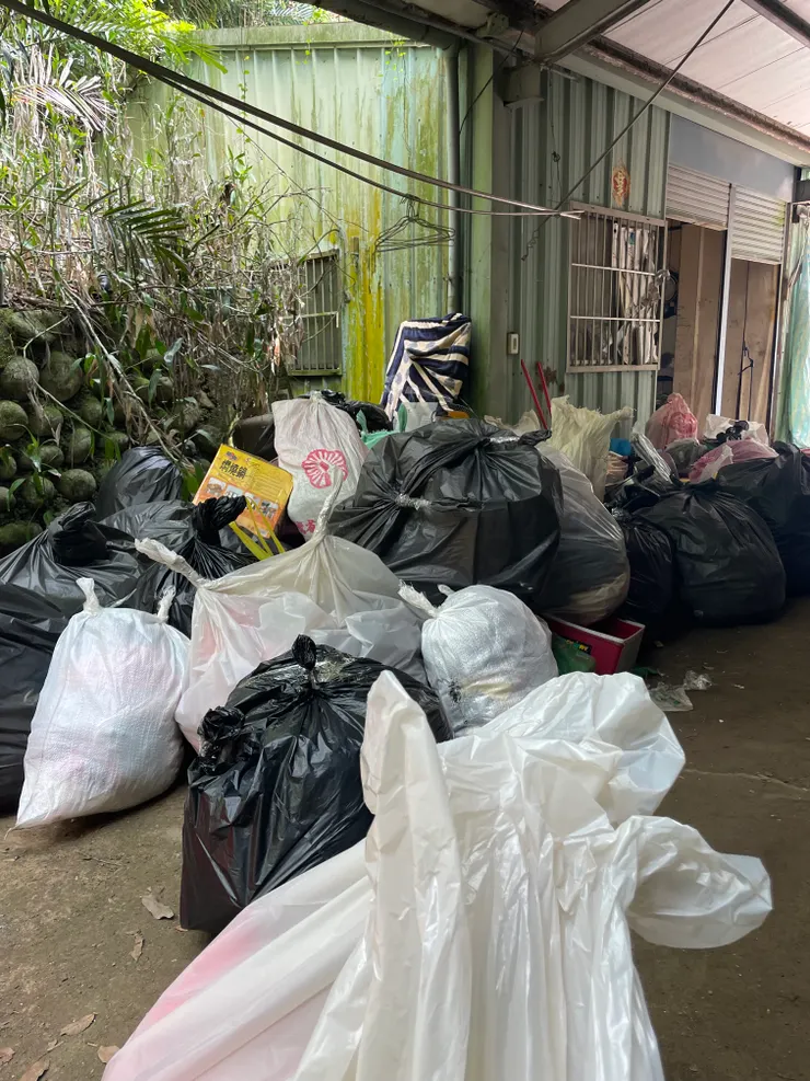 打包了好幾袋好幾袋的垃圾