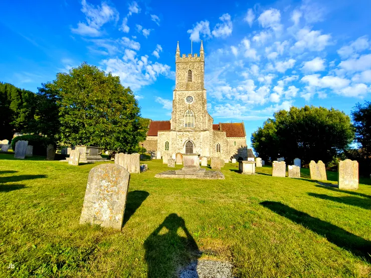 【聖倫納德教堂西側與墓園】