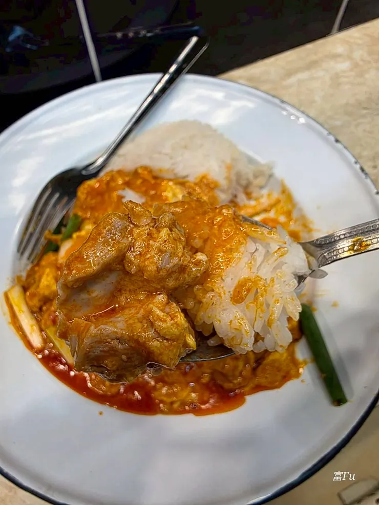 幾乎每一口都能吃到滑嫩的蛋、雞肉，友人喜歡這道