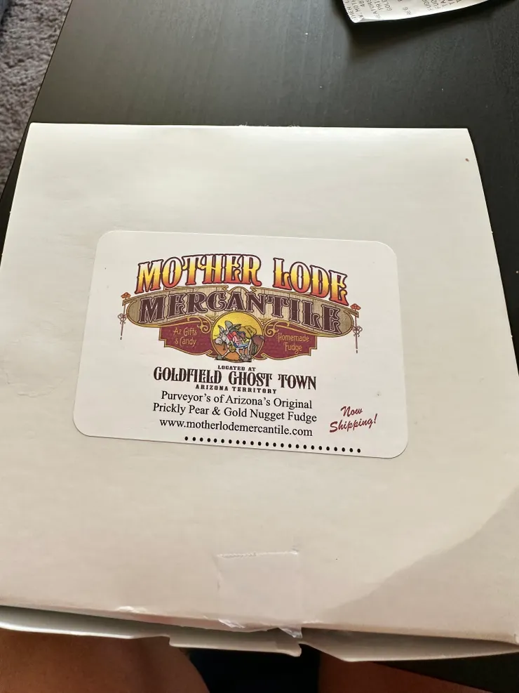 買回家盒裝的樣子，專賣店名叫「Mother Lode Mercantile」，還附一把小刀方便分食