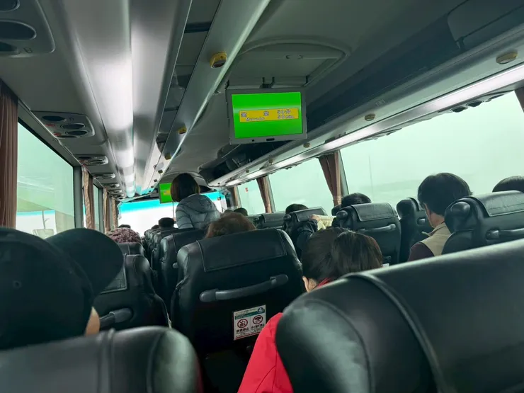 這台巴士滿座，這時段我記得有加開1台高原巴士