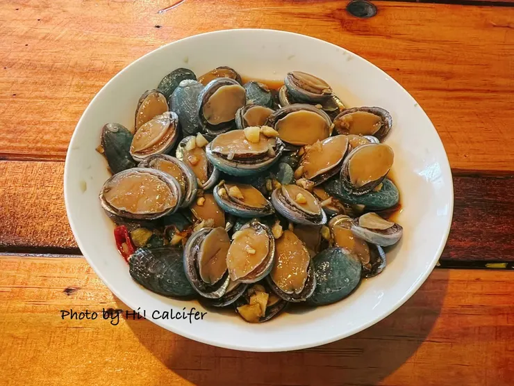 醃漬小九孔$250 – 第一次看到這麼可愛的小九孔，吃起來味道有點像古早味鹹蜆仔，完全沒有腥味，肉質鮮美彈嫩，鹹香微辣的口感超下飯