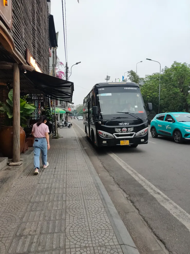 在飯店附近等我們的巴士，車上會有一位導遊