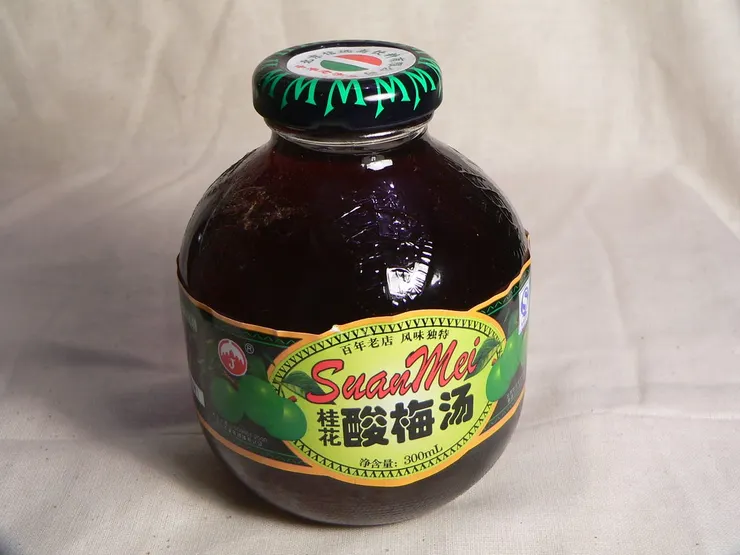 我目前為止看到的「酸梅湯」都是裝在瓶子或是罐子裡的。來源：維基百科