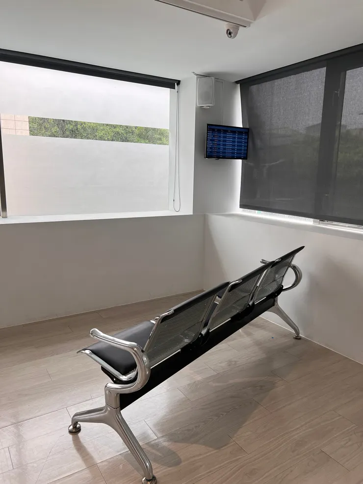 郭恩碩，《降落》，2024，排椅、電視，尺寸依場地製作。