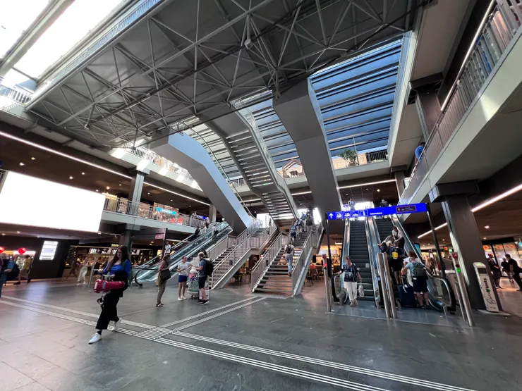 在時尚的伯恩車站候車