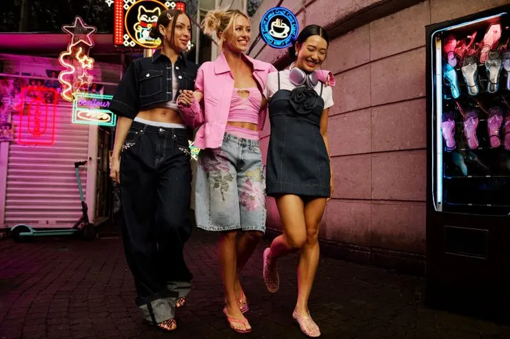 ▲本季STEVE MADDEN從城市文化出發，呈現女性隨時在不同場景皆能展現自信風格。左、右為閃鑽網狀透膚平底鞋，售價2,480元；中為透明寬帶細低跟涼拖鞋，售價2,480元。