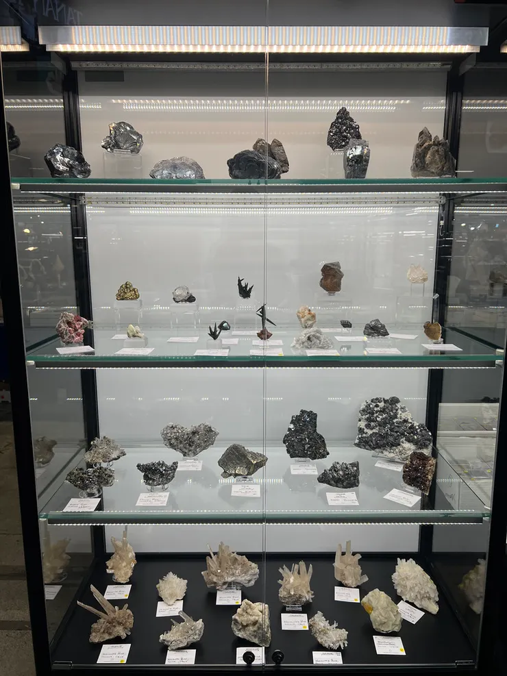 展示櫃裡陳列著來自世界的各種礦物標本,我尤其喜歡西西里的礦,來自Lithos Minerals