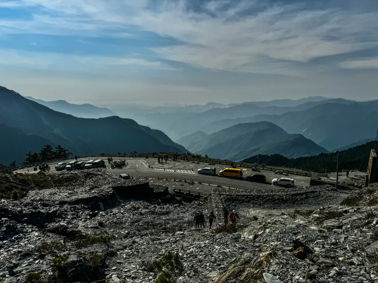大關山隧道上方碎石坡區便是往關山嶺山的方向。（由碎石坡往下拍啞口）