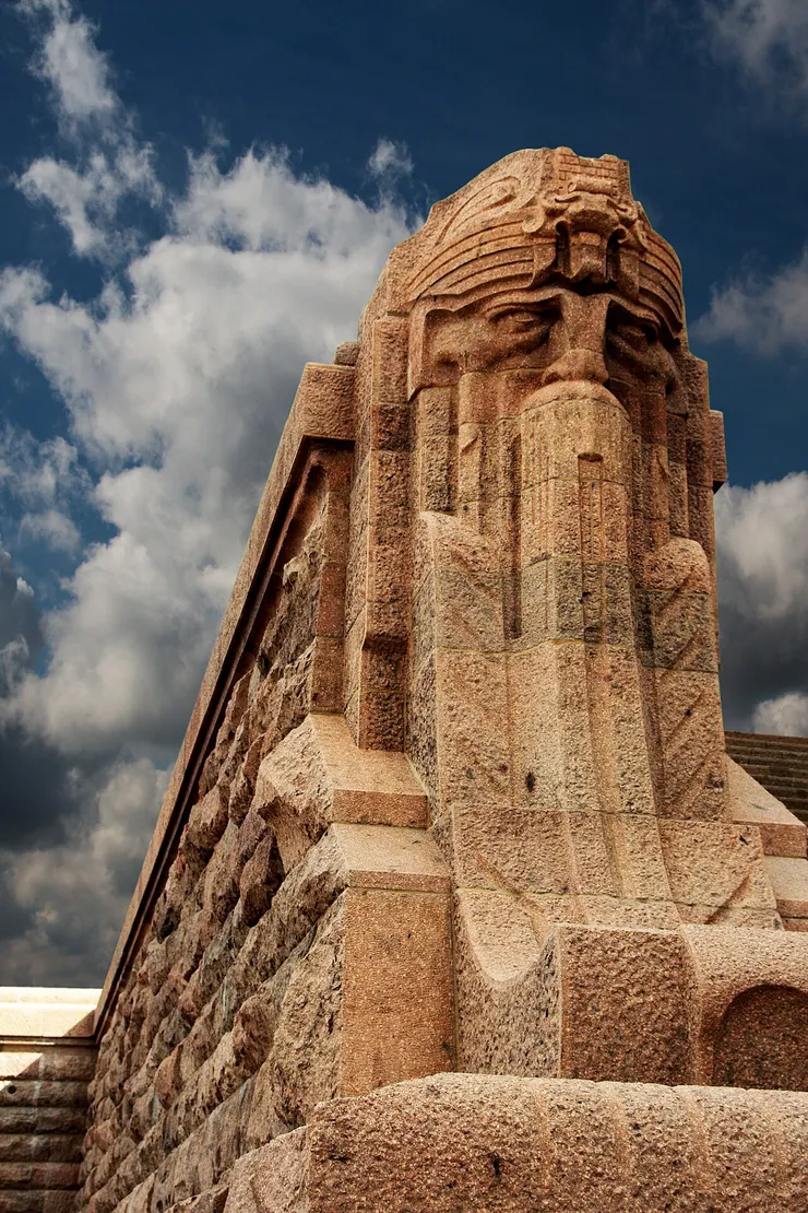 樓梯旁的巴巴羅薩的頭顱之一