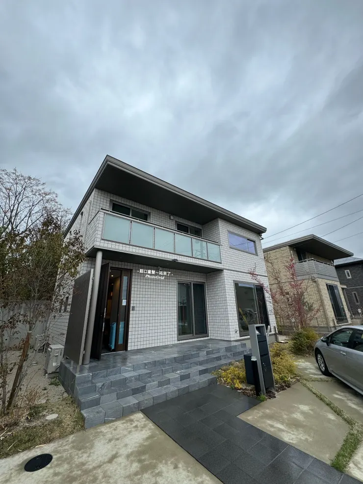 從外觀可見一樓落地窗的設計讓屋內光線非常明亮。