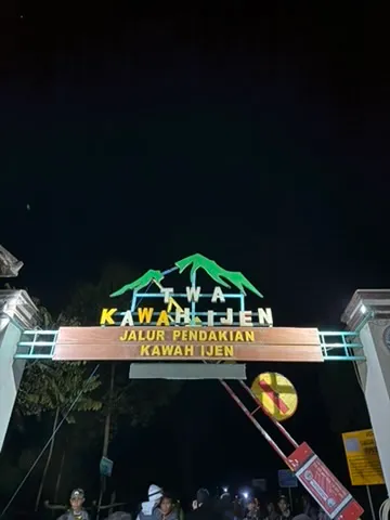 伊真火山登山口