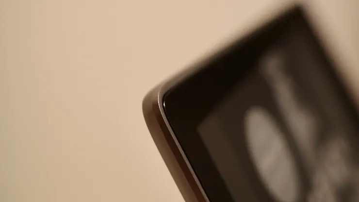 裸機的金屬機身邊框我覺得非常銳利，很美但手感不佳