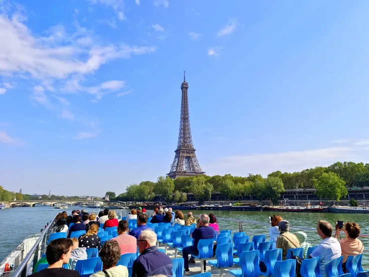 【船行河中左顧右盼指點建築橋樑！船遊即將結束。】