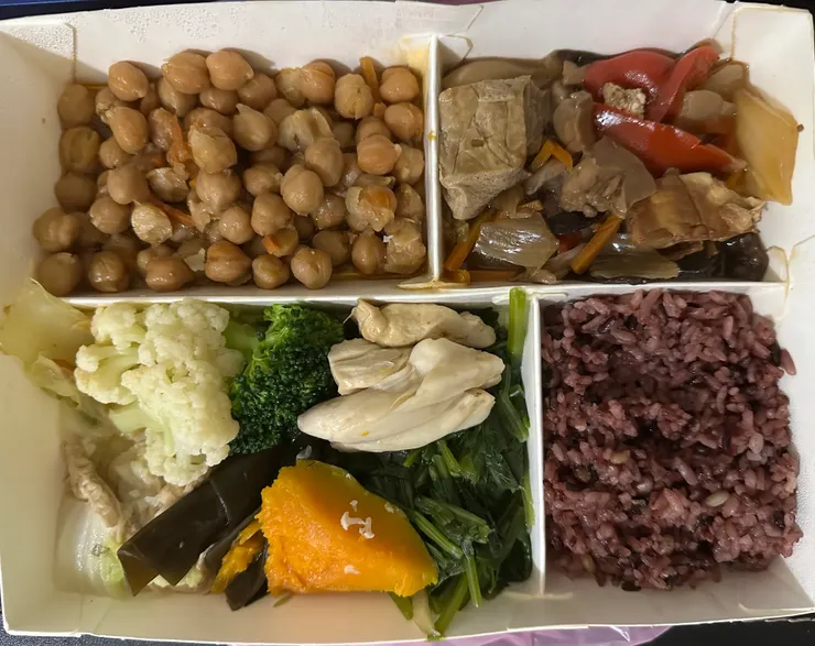 我的晚餐 紅燒雪蓮豆，意外的比看起來好吃許多XD