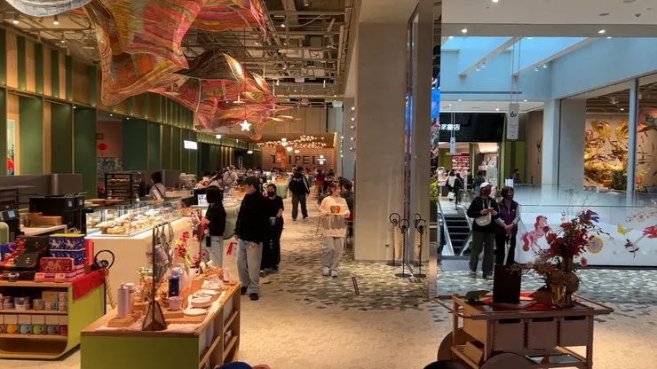 星巴克台北 Dream Plaza 旗艦店： Starbucks Taipei Dream Plaza Flagship Store