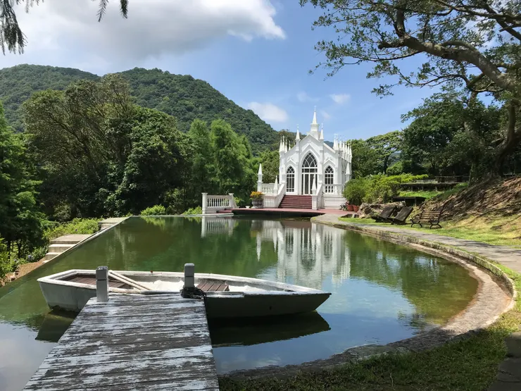 很有意境的景致，有標示提醒不宜上小船，以免發生意外跌落湖中