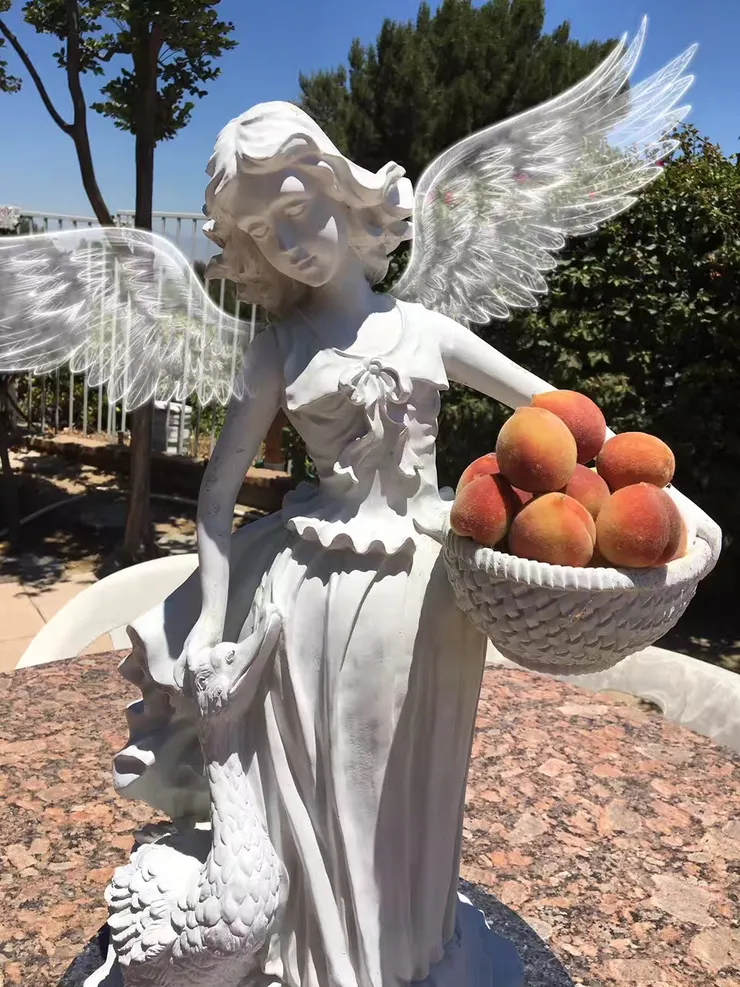 今天， 天使帶著她的淘氣鴨子賣桃子去了。