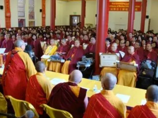 ↑聞法上師們著袍端坐，會場極為莊嚴。