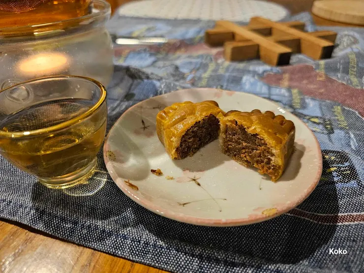 她自已做的月餅，有夏威夷豆沙和干貝XO醬的