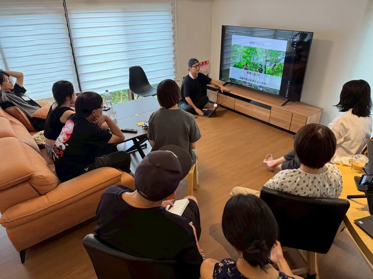 意外一起參加工作坊的台灣訪客，在我年底的台北講座還特地從新竹拿了土產來給我，這個工作坊之所以那麼有感染力，不僅僅在主辦方有多厲害，而是來自於每個參與成員的人生故事跟情緒渲染力