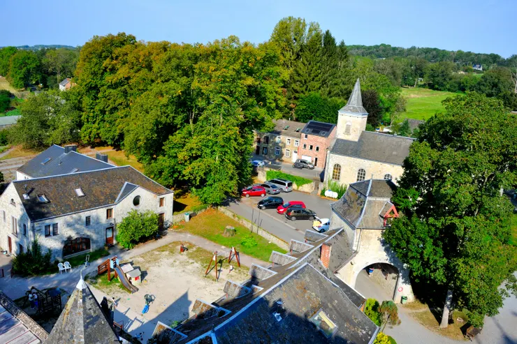 【世外桃源登螺旋爬梯從堡頂遠眺！這裡平常應住有一定數量的奉獻者，植栽蔬果、餵養牛隻等。】