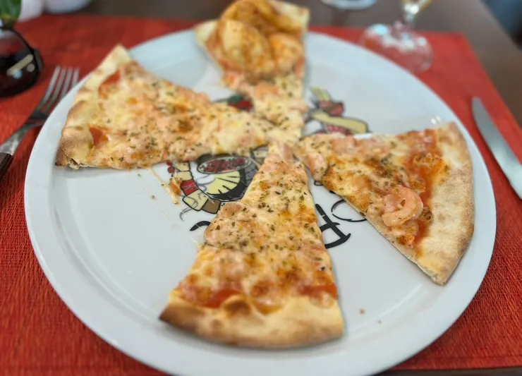 貼心的老闆幫我們把披薩分盤裝好