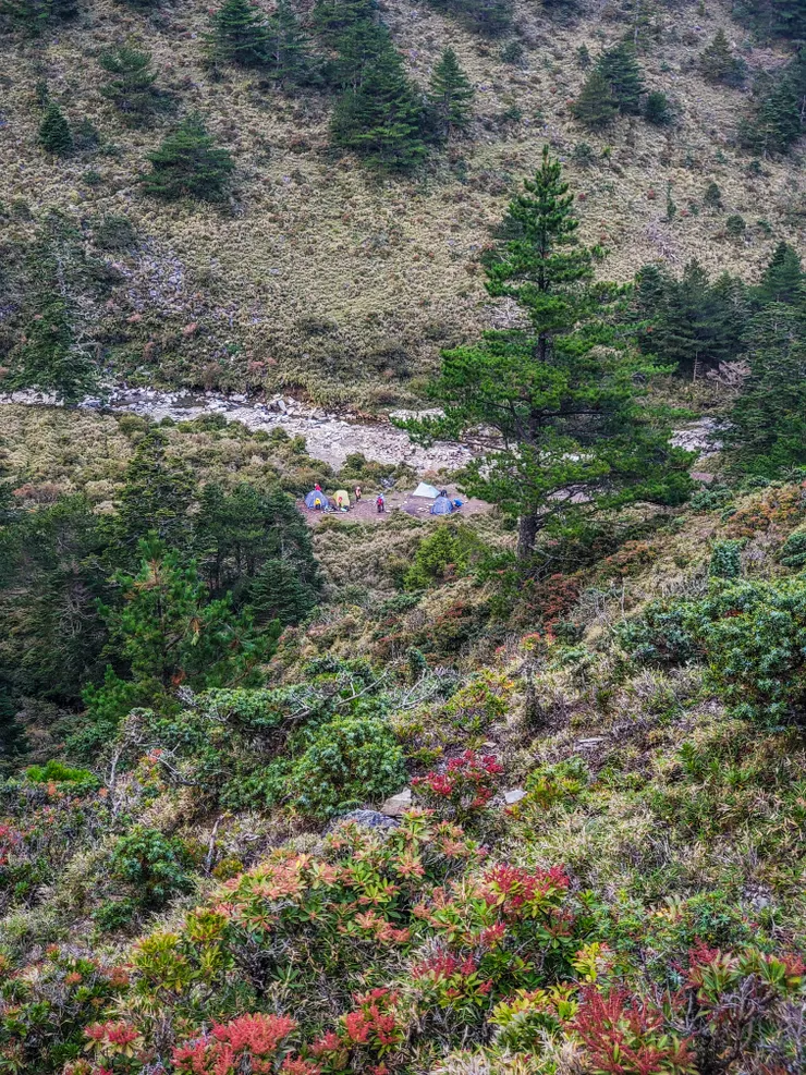 PM4:18 安頓好另一隊朋友在獵寮營地紮營後， 便取水火速回妹池看夕陽～