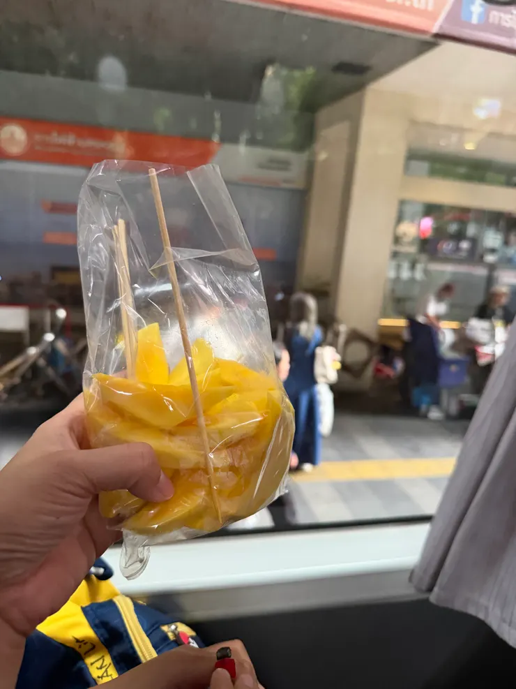 路邊攤芒果一包三十泰銖（昨天夜裡高級攤販芒果汁100泰銖）