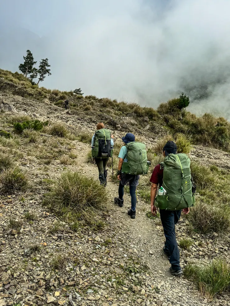 三個人包包都同一色,要不要這麼有默契!👐
