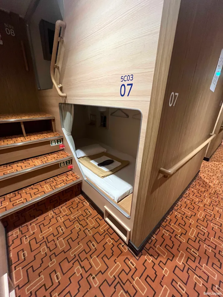 有放鞋子的小空間，救生衣也位於樓梯下方，方便取用。