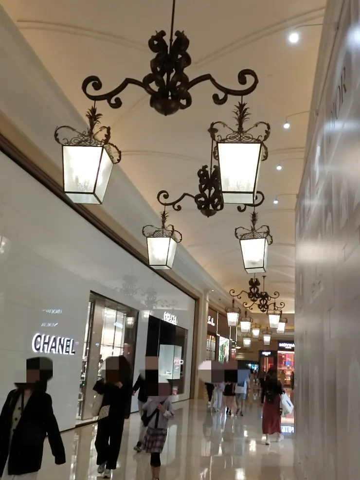 人家在看店裏的商品，我卻在看天花板的燈...