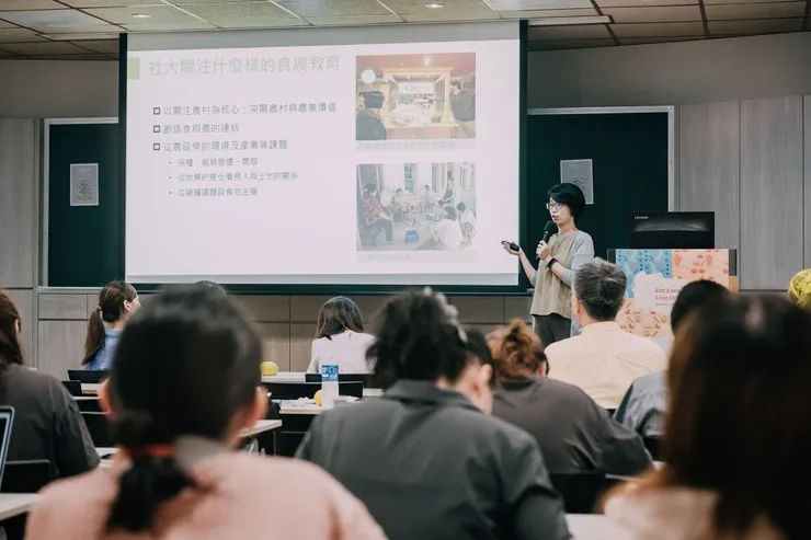 ▲食農教育論壇中，全促會南部辦公室周家慧主任分享分享社區大學如何運用辦學特性，成為推動地方食農教育與支持學校的關鍵力量。