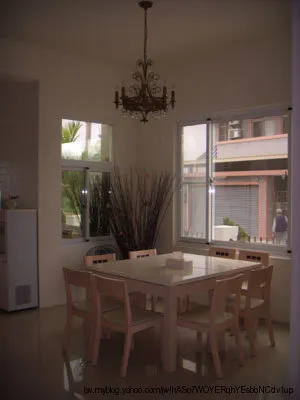 一樓的餐廳佈置得簡約典雅，一早陽光照進來更顯得舒服。