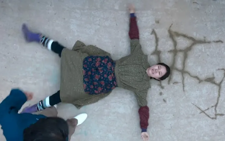 愛純躺在馬路抗議政府人員，圖片來源：Netflix