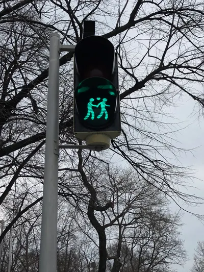 過個馬路也要被閃瞎