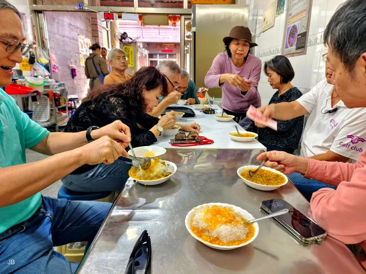【歸途車城綠豆蒜再買皮蛋鹹鴨蛋！在黃家綠豆蒜。財務大臣鴨嫂結算花費後退還每人200元。】