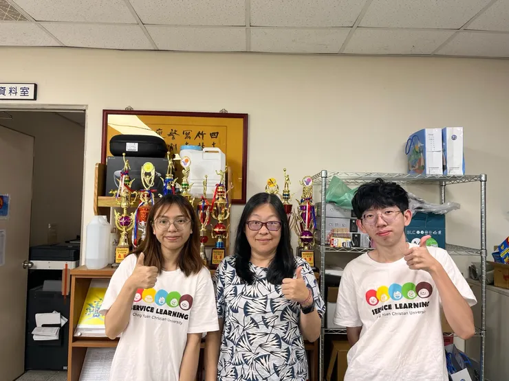 文編團成員與秀莉老師合影 圖/文編團 提供