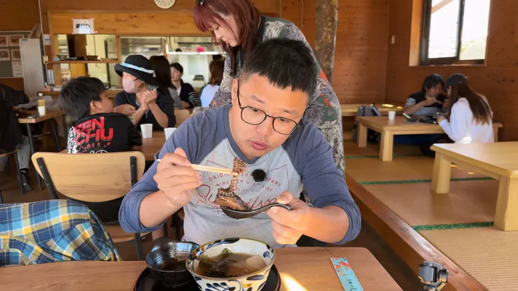 海蛇本身被燉得很爛，連皮帶骨都可以吃。