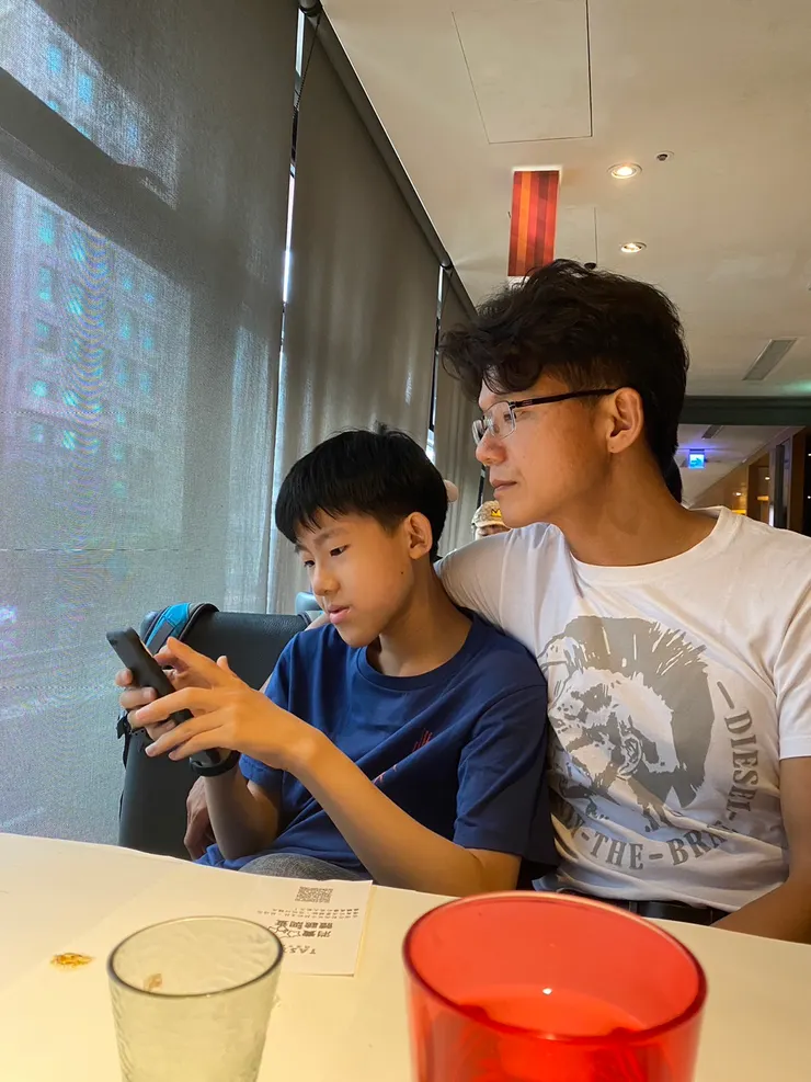 就在此時，窗外下起了雨後雷陣雨，反正無能為力，就順其自然