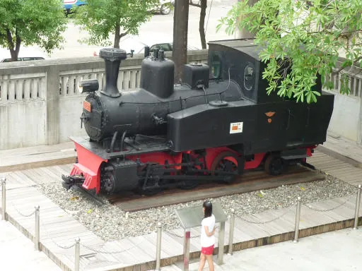 前院裡有一座早期台糖拖運蔗糖的五分車火車頭