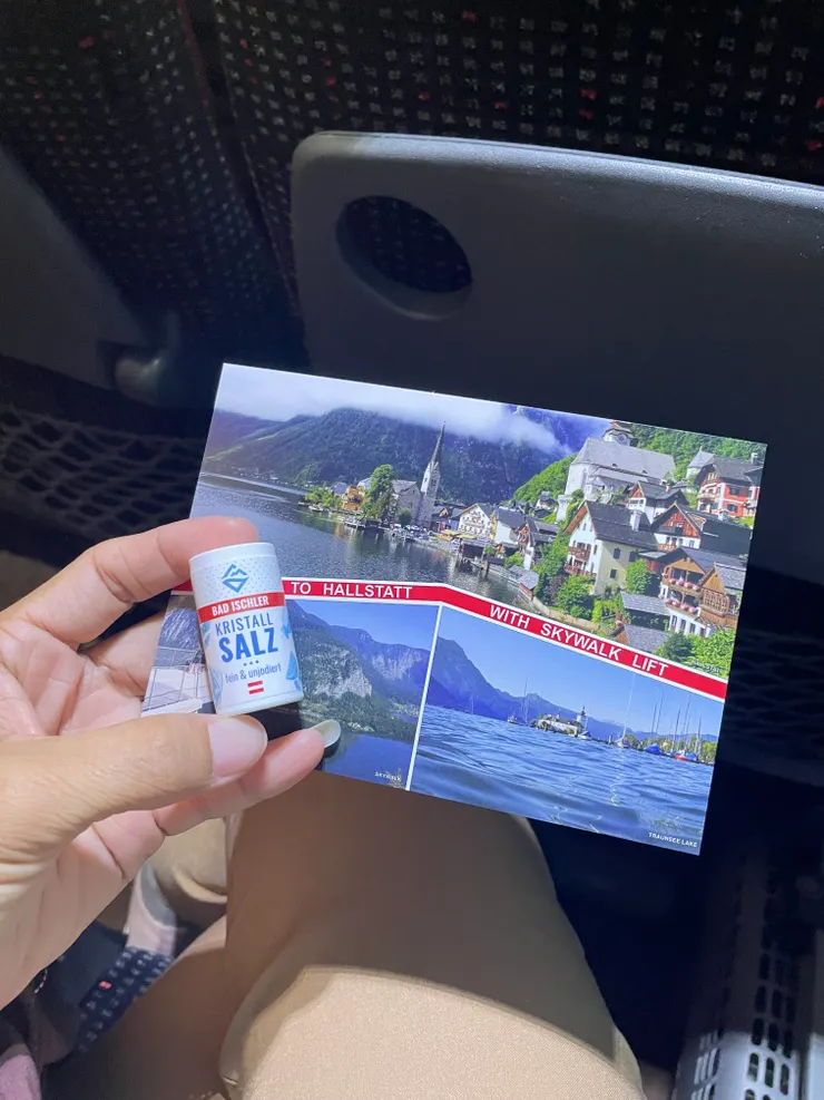 該 tour 回程還給整車遊客小禮物，哈爾施塔特鹽隨身罐+明信片一張。這鹽後來很好的成了我移動攜帶的好物!!  