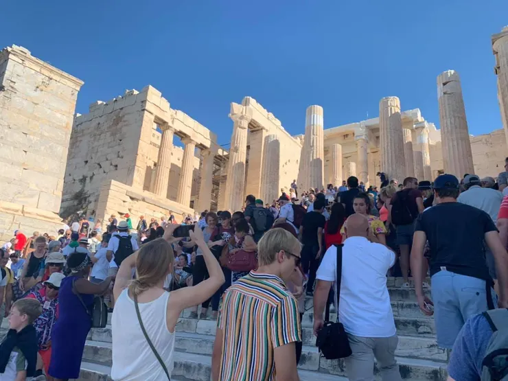 入口人超級多,一批又一批的觀光團川流不息