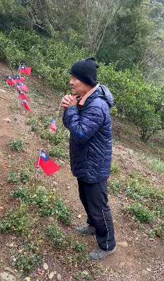 農場主人還教我們做下巴除皺操