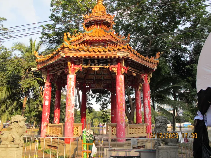 走著發現有個很中式的亭!