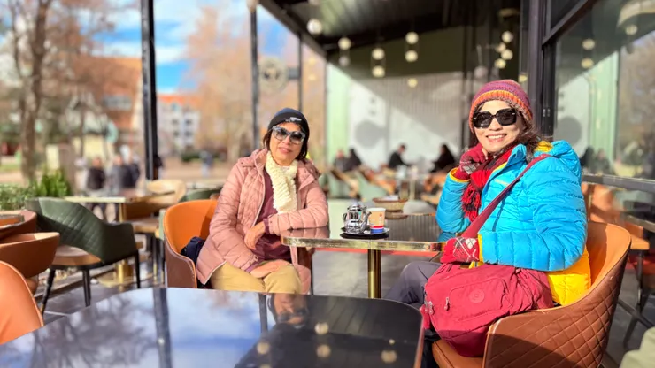 點一壺薄荷茶順便上廁所，生意太好杯子不夠用給紙杯。