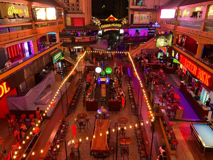 以往在 Nana Plaza 的走廊和廣場是可以拍照的