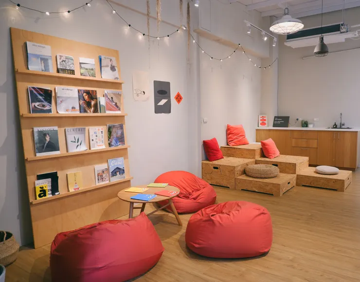 ４樓有原木地板的交誼廳