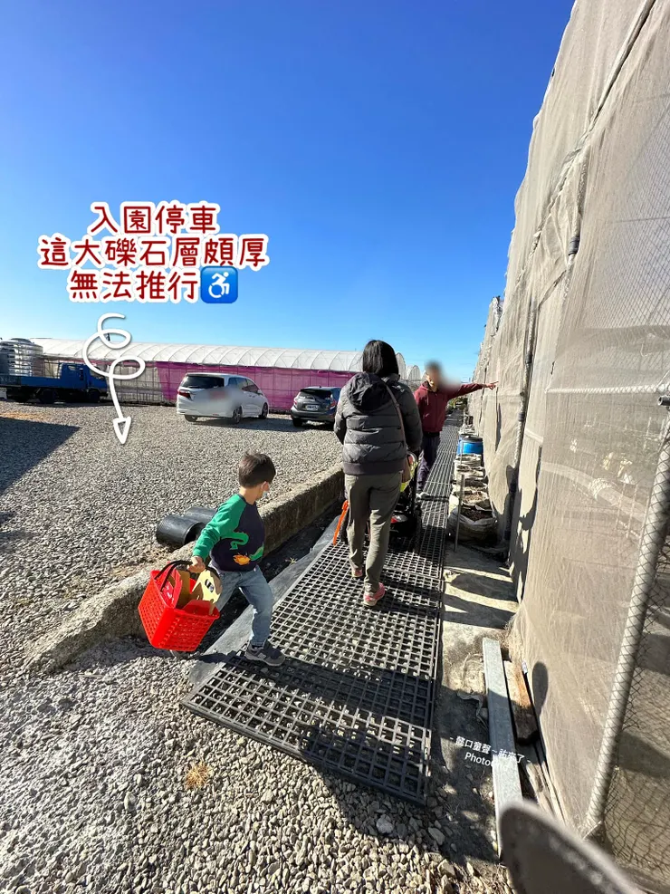 從子祐下車到這裡，我們抬著祐的輪椅才能避免礫石帶來的不便。