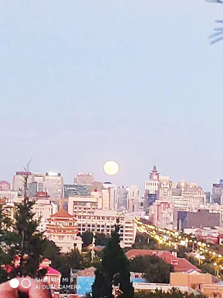 北京景山上的昇月 取自於朋友拍攝